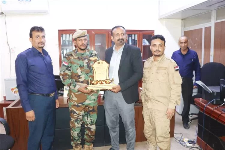 قيادة اللواء الأول دعم أمني تكرم وكيل عدن لشؤون الشهداء والجرحى تقديرًا لجهوده الوطنية والإنسانية