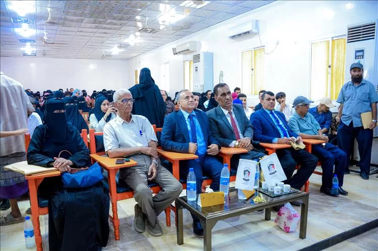 كلية اللغات بجامعة عدن تدشن مناقشة مشاريع التخرج البحثية لطلابها