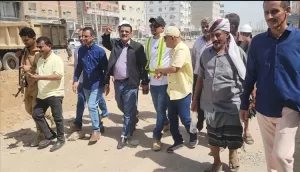 اخبار عدن – مدير عام المنصورة يزور مشروع تجديد شارع الخمسين
