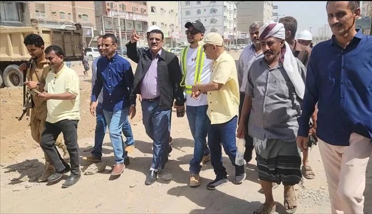 مدير عام المنصورة يتفقد مشروع إعادة تأهيل شارع الخمسين