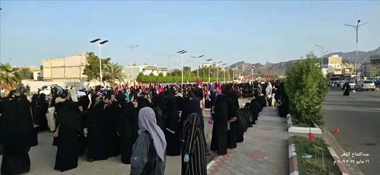 للمرة الثانية.. خروج مظاهرة نسائية حاشدة في عدن للمطالبة بتوفير الخدمات