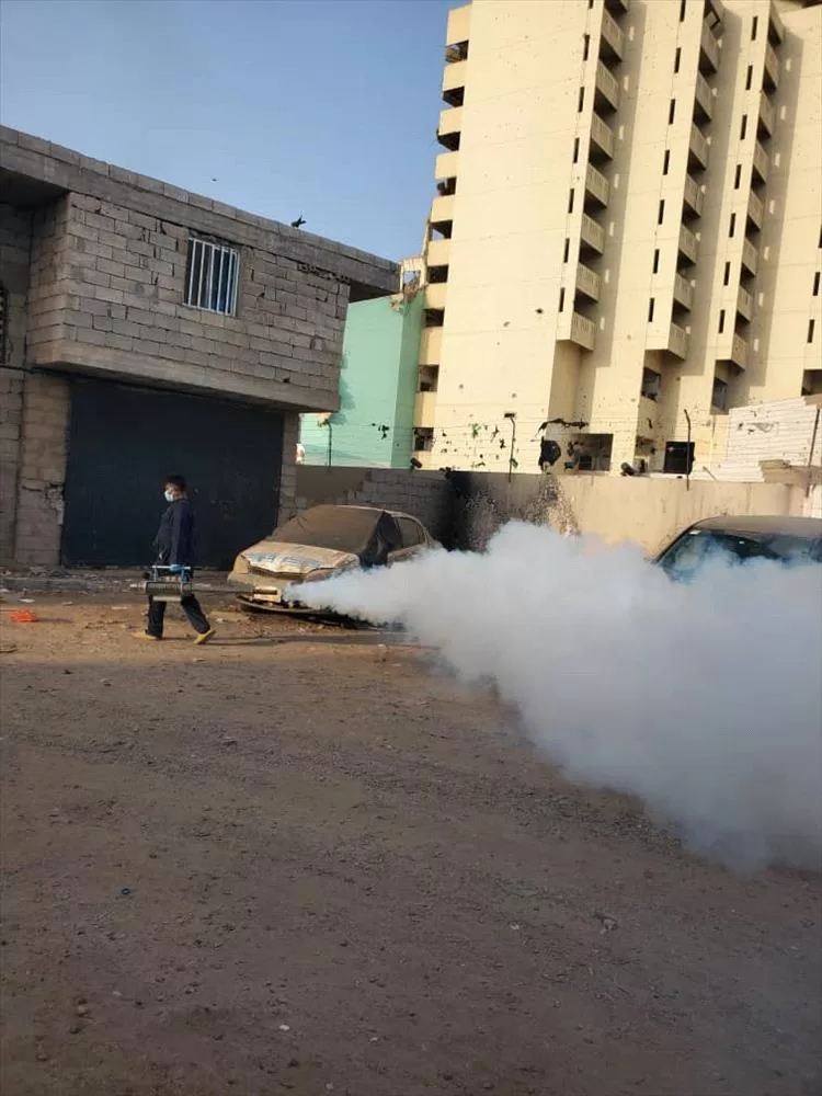 الصحة تواصل حملة الرش الضبابي واليرقي لإزالة مصادر توالد البعوض في  مديريات عدن