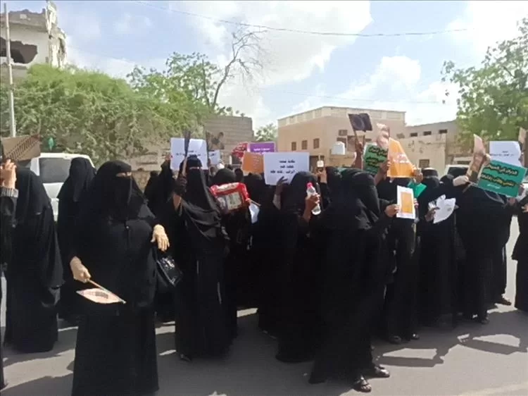 أبين.. مسيرة نسائية في زنجبار تطالب بتحسين الأوضاع وتوفير الخدمات الأساسية