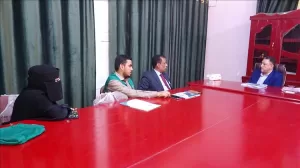 اخبار وردت الآن – أمين عام محلي أبين الحامد يستعرض مع مدير مؤسسة يماني تقديم مجموعة من السلال الغذائية