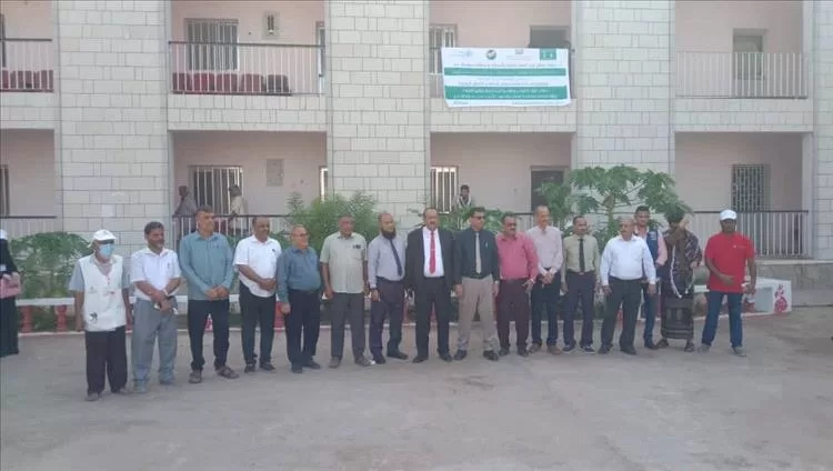 نائب محافظ لحج ومدير عام مكتب الصحة يدشنان حملة التوعية والرش الضبابي بمديرية تبن