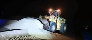 اخبار وردت الآن – بناءً على توجيهات محافظ شبوة.. إزالة الرمال وتسهيل المرور على الطريق الساحلي في منطقة عرقة بمد