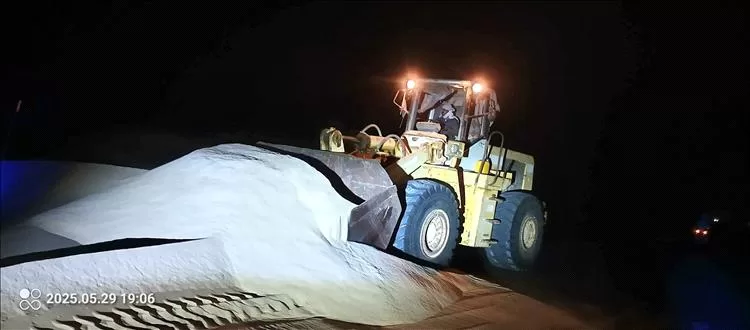 بتوجيهات محافظ شبوة.. إزاحة الرمال وفتح الطريق الساحلي في منطقة عرقة بمديرية رضوم