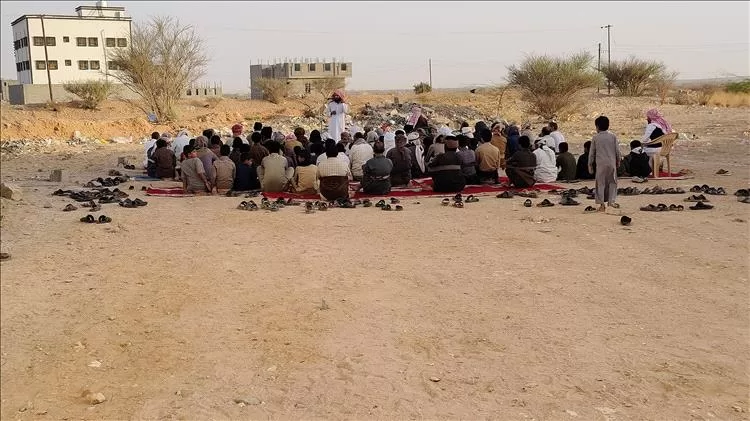 جموع المصلين في غول بن لغلق بعاصمة شبوة عتق يصلون صلاة الاستسقاء صباح اليوم السبت