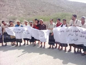 اخبار وردت الآن – تجمع جماهيري كبير في أبين يدعا بإعادة فتح طريق عقبة ثرة