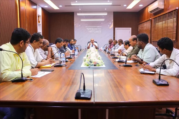 تربية ساحل حضرموت تعقد اجتماعًا لمناقشة التحضيرات لمؤتمر شراكات دعم التعليم