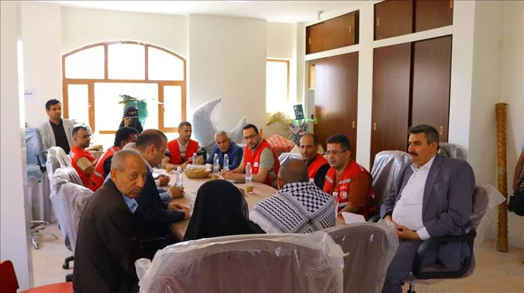 جمعية الهلال الأحمر بصنعاء تدشن تقديم خدمات الرعاية الصحية والطبية عبر العيادة الطبية المتنقلة لها