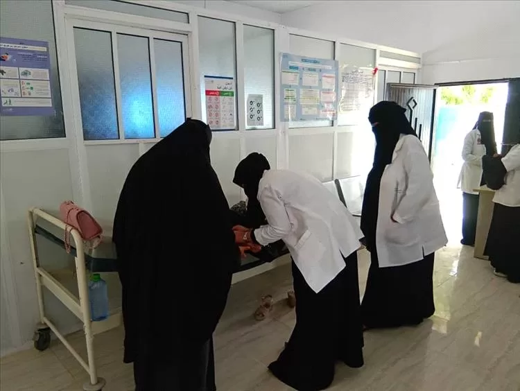 جهود مستشفى زنجبار في استقبال حالات الإسهال والحميات رغم شح الإمكانيات