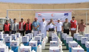 اخبار وردت الآن – فرع جمعية الهلال الأحمر اليمني في حضرموت يوزع حقائب النظافة للحد من انتشار الأمراض