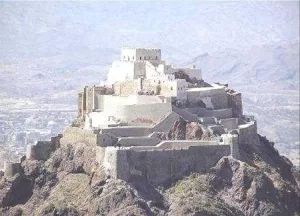 اخبار وردت الآن – قذيفة من مليشيا الحوثي تتسبب في تدمير منزل أحد المواطنين في مدينة تعز