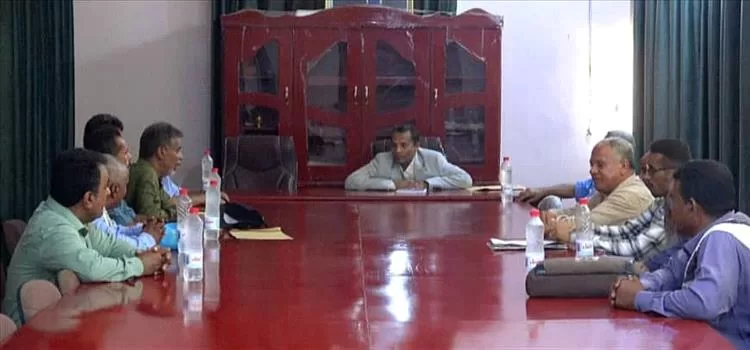 محافظ أبين يلتقي باللجنة التحضيرية لتأبين الشاعر الفقيد إيهاب باضاوي ( أبو آية )