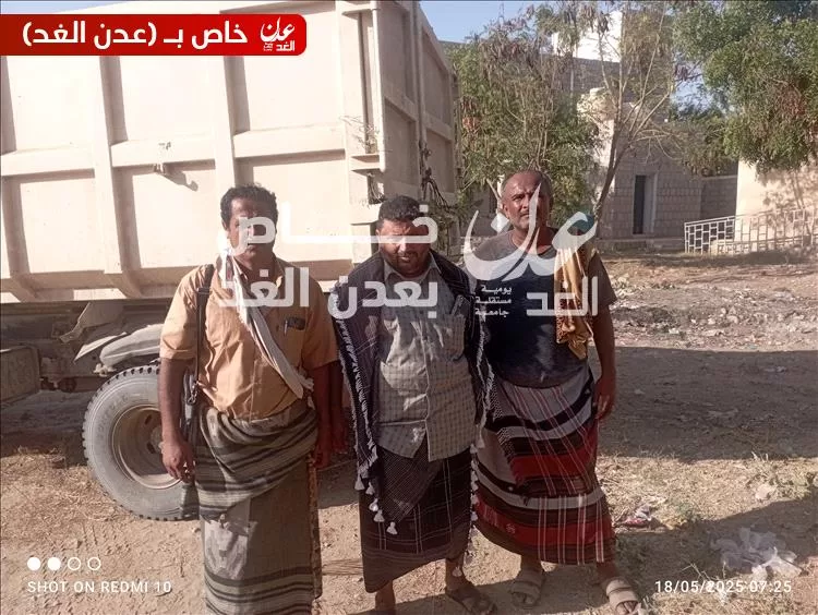 مدير صندوق النظافة والتحسين بأحور يدشّن حملة إزالة المخلفات وبعض الأشجار داخل حرم مدرسة الزهراء