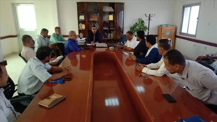 مدير عام مكتب صحة لحج يناقش مع فريق الاستجابة السريعة الوضع الوبائي بمديرية تبن