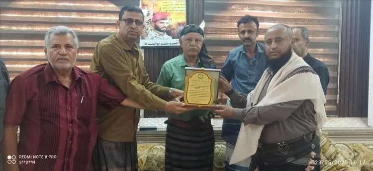 مديرا الصحة "الجابر" وهيئة مستشفى ابن خلدون " العاطف" في رد الوفاء بالوفاء يكرمون الشيخ الفنيع لجهوده في وضع اللبنة الأولى لدعم المستشفى