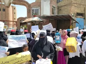 اخبار وردت الآن – نساء تعز يقيمون مظاهرة احتجاجية ضد تدهور الظروف الماليةية وغياب الحلول
