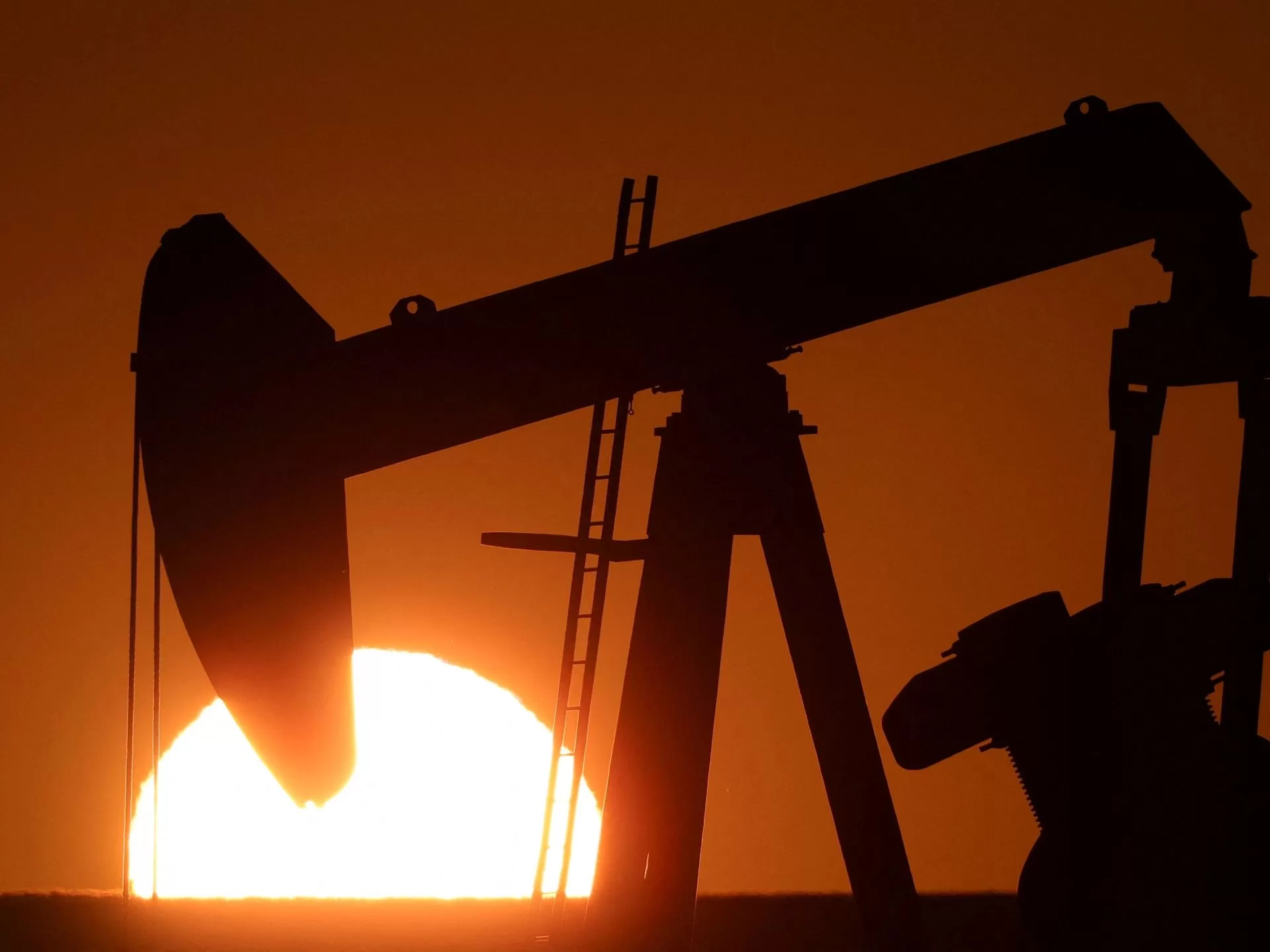 النفط والذهب يرتفعان بفعل مخاوف تصعيد إسرائيلي إيراني ونقاش أميركي حول الضرائب