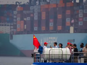 الجزيرة الآن أميركا تخفض الرسوم الجمركية على الشحنات الصينية إلى 54%