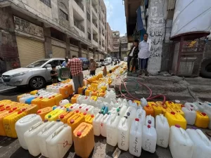 الجفاف يضرب المحافظة.. سكان تعز يعانون من نقص المياه ودور الحكومة غائب عن تقديم المساعدة – شاشوف