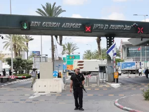 الحوثيون يعلنون قصف مطار بن غوريون بواسطة صاروخ باليستي