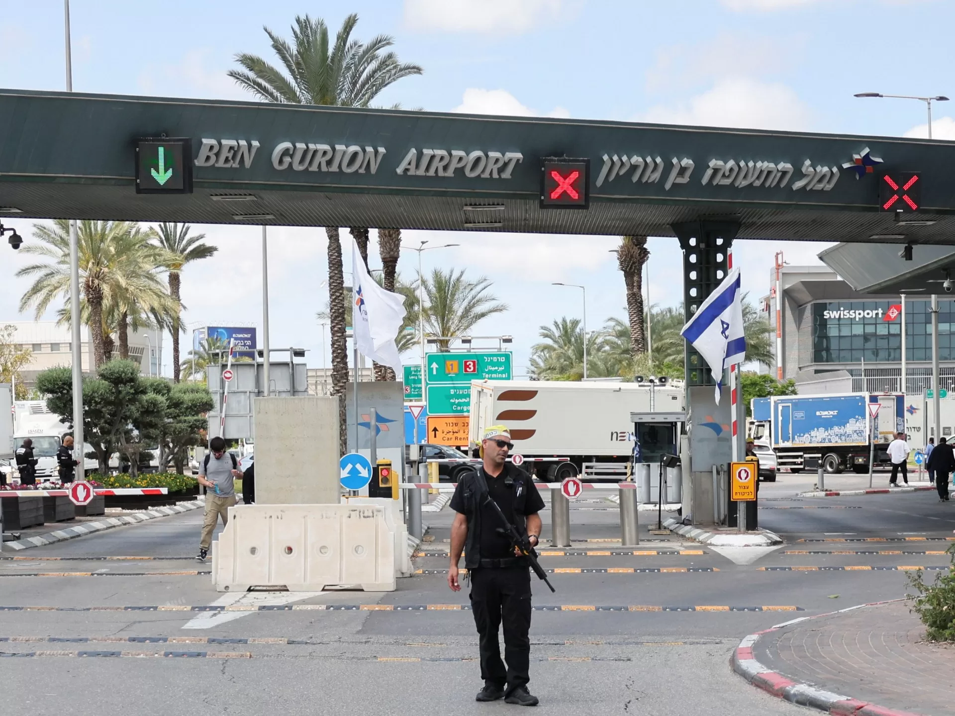 الحوثيون يعلنون قصف مطار بن غوريون بواسطة صاروخ باليستي