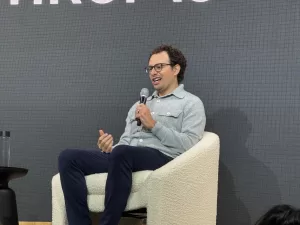 الرئيس التنفيذي لشركة أنثروبيك يدعي أن نماذج الذكاء الاصطناعي تهلوس أقل من البشر