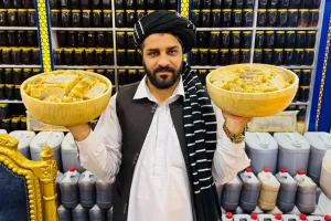 العسل الذهبي: ازدهار صناعة العسل في أفغانستان رغم الصعوبات