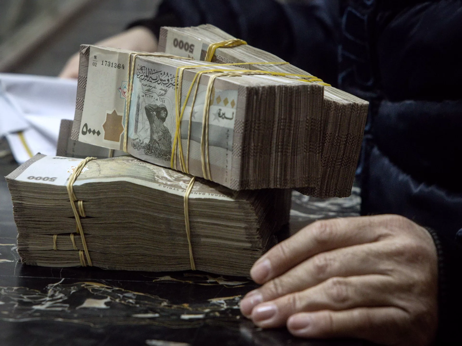 الليرة السورية تستمر في ارتفاعها أمام الدولار