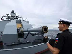 النكسة البحرية: كيف أصبحت روسيا حليفًا صغيرًا للصين؟