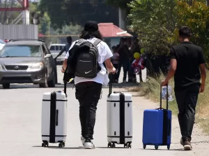 الولايات المتحدة تقدم حوافز مالية للمهاجرين غير الشرعيين بقيمة ألف دولار مع إمكانية العودة.