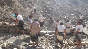 اليمن اليوم اخبار المحافظات – أهالي حَُمة بيافع سرار ينفذون مُبادرة مجتمعية لإصلاح طريق رهوة الفلاح