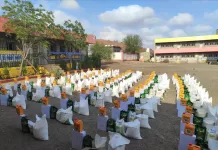 السلطة المحلية بموزع تدشن توزيع السلل الغذائية للمعلمين بدعم خلية الأعمال الإنسانية