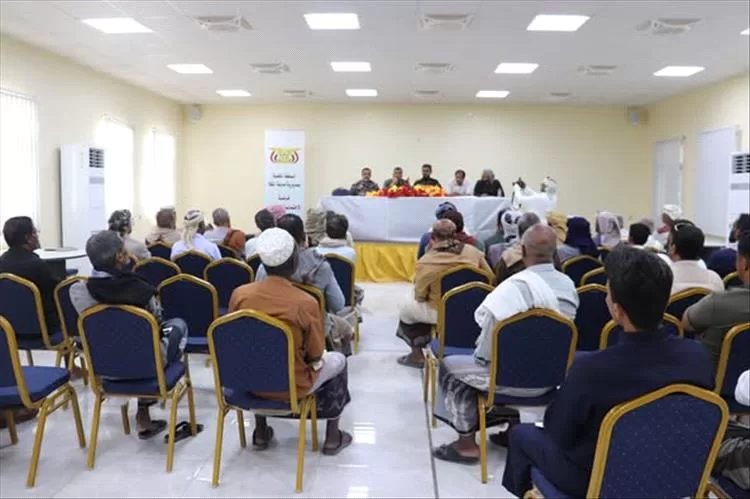 العميد المنهالي يلتقي اللجان المجتمعية بالمكلا ويشدّد على تعزيز التنسيق مع الأجهزة الأمنية وتوعية الشباب