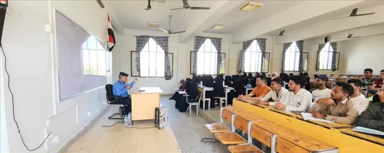 في رابع أيام أسبوع المرور العربي 2025 محاضرة نوعية لمدير شرطة السير بجامعة تعز تناقش الحلول الجذرية للمشكلات المرورية