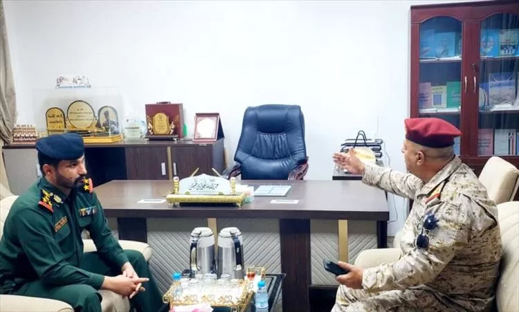 قائد المنطقة العسكرية الأولى يزور إدارة أمن حضرموت الوادي والصحراء لتعزيز الشراكة الأمنية