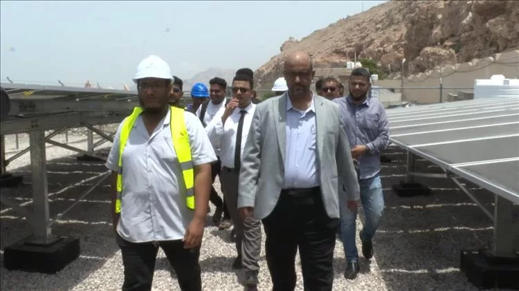 مدير هيئة المصائد السمكية يدشّن مشروع الطاقة الشمسية بمركز الإنزال السمكي بخلف في المكلا