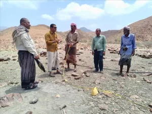 اليمن اليوم اخبار المحافظات – مديري الصحة والأشغال في بروم ميفع يقومان بزيارة لوادي نقب لتحديد موقع بن