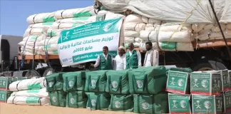 مركز الملك سلمان للإغاثة والأعمال الانسانية يوزع مساعدات غذائية وإيوائية طارئة بمحافظة الجوف