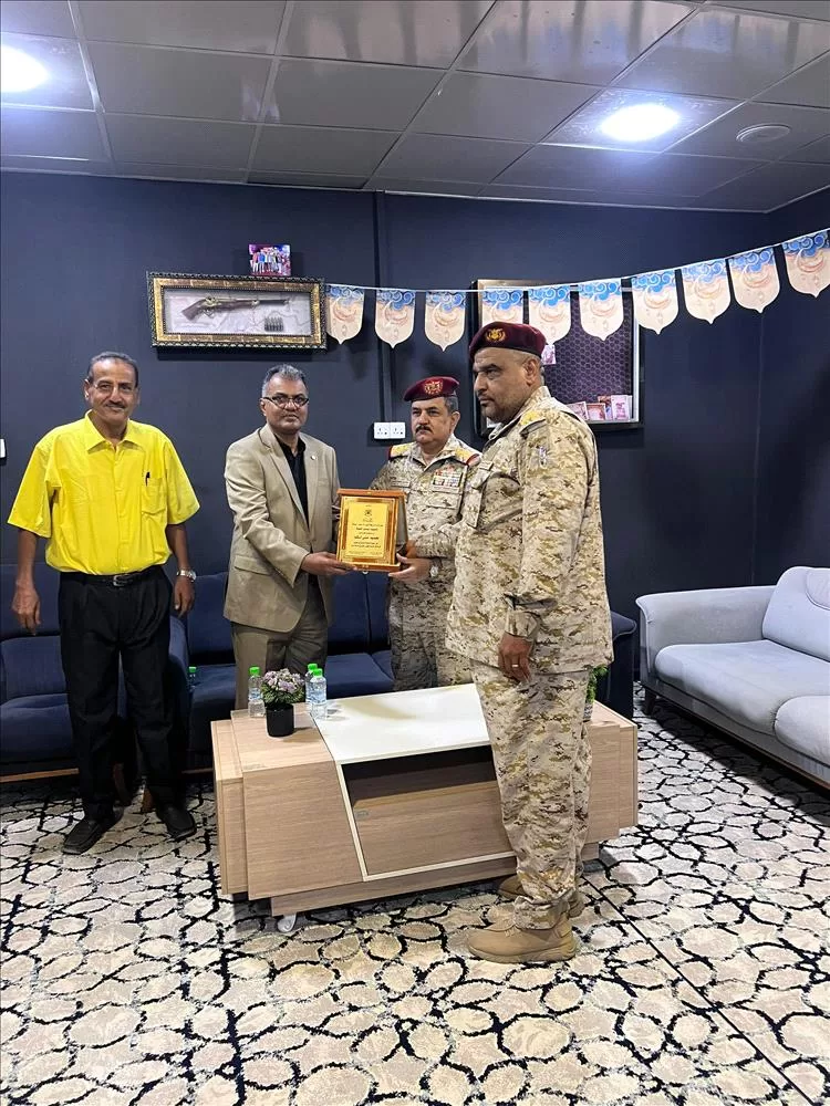 بحضور معالي وزير الدفاع.. مدير مرور عدن يكرم مدير دائرة الإمداد والتموين قائد القاعدة الإدارية العميد علي الكود