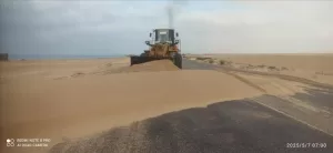 اليمن اليوم اخبار عدن – بدء أعمال الصيانة وإزاحة الرمال بالطريق الدولي المكلا – عدن