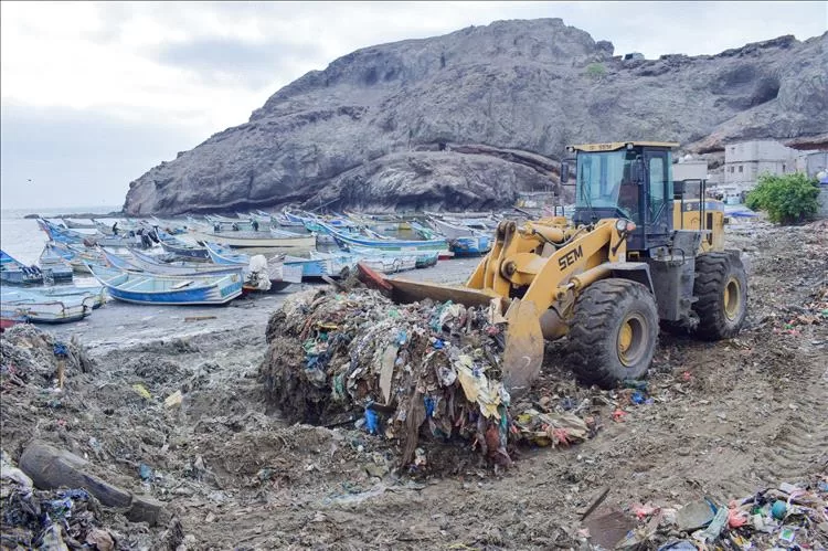 حملة نظافة واسعة في ساحل صيرة بمشاركة مجتمعية واسعة