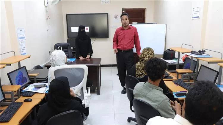 شركة النفط بعدن تدشن دورة تدريبية جديدة في السكرتارية الآلية