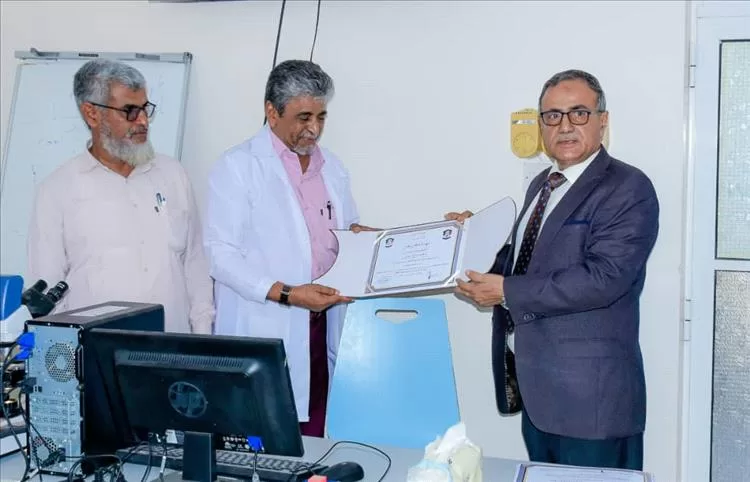 كلية الصيدلة بجامعة عدن تختتم دورة تدريبية في تقنيات الميكروسكوب