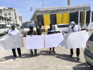 اليمن اليوم اخبار عدن – محتجون يتظاهرون أمام البنك المركزي بعدن احتجاجاً على رفض بنك اليمن الدولي صرف …