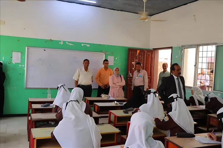 مدير عام خور مكسر عواس الزهري يتفقد سير امتحانات الثانوية العامة بالمديرية