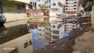 اليمن اليوم اخبار عدن – مياه المجاري تغرق شوارع التقنية في ظل صمت السلطات المعنية