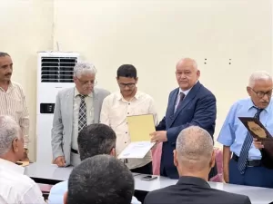 اليمن اليوم اخبار عدن – وزير الخدمة المدنية والتأمينات يكرم عدد من موظفي الوزارة والمؤسسات والهيئات ال…